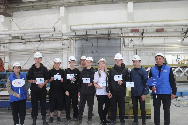 С экскурсией на заводе Термолэнд побывали студенты из Агролеса